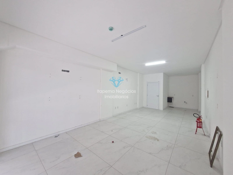 Sala Comercial para Locação – Meia Praia: 2ª foto da galeria de imagens do imóvel