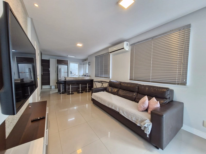 Apartamento quadra mar, para locação anual.: 1ª foto da galeria de imagens do imóvel