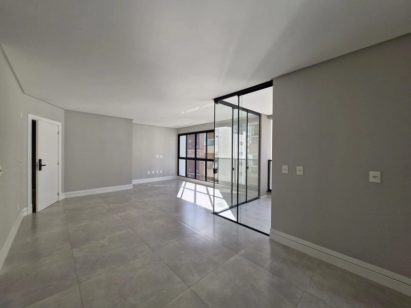 2 Suítes + 2 Vagas em Meia Praia: 7ª foto da galeria de imagens do imóvel