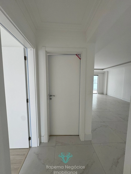 Apartamento 3 Suítes - Meia Praia: 2ª foto da galeria de imagens do imóvel