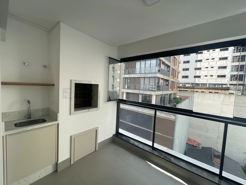 LOCAÇÃO ANUAL – APARTAMENTO COM 3 SUÍTES NA MEIA PRAIA: 3ª foto da galeria de imagens do imóvel