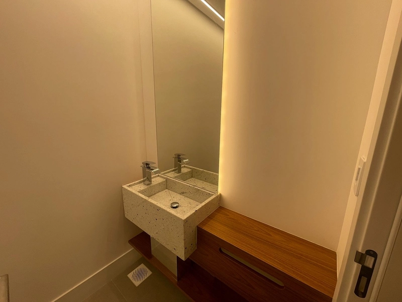 LOCAÇÃO ANUAL – APARTAMENTO COM 3 SUÍTES NA MEIA PRAIA: 15ª foto da galeria de imagens do imóvel