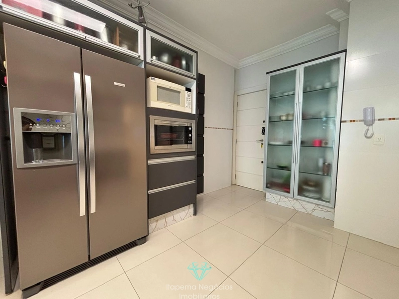 Cobertura duplex mobiliada, 4 suítes, 2 vagas, vista mar em Meia Praia: 14ª foto da galeria de imagens do imóvel