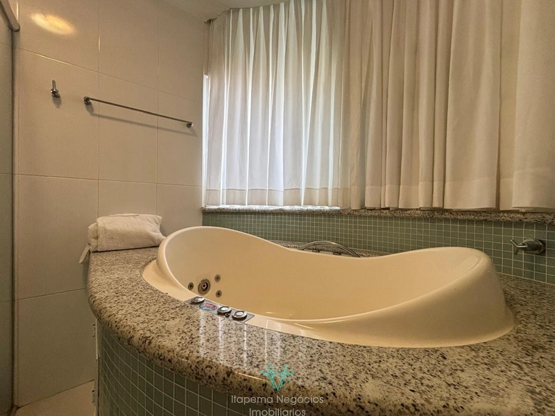 Cobertura duplex mobiliada, 4 suítes, 2 vagas, vista mar em Meia Praia: 32ª foto da galeria de imagens do imóvel