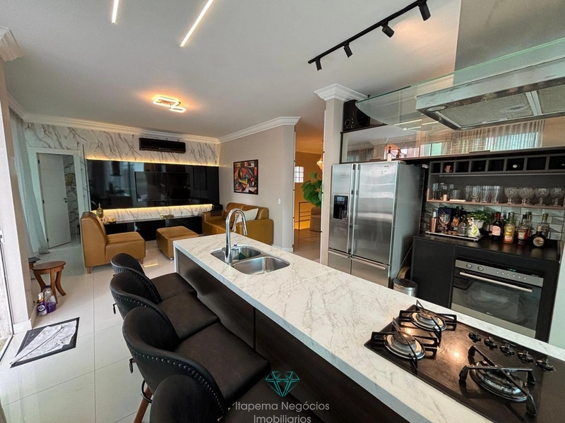 Cobertura duplex mobiliada, 4 suítes, 2 vagas, vista mar em Meia Praia: 22ª foto da galeria de imagens do imóvel