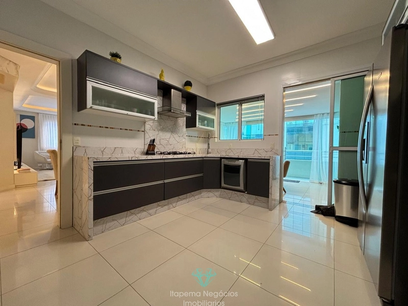 Cobertura duplex mobiliada, 4 suítes, 2 vagas, vista mar em Meia Praia: 13ª foto da galeria de imagens do imóvel