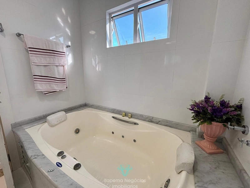 Cobertura duplex mobiliada, 4 suítes, 2 vagas, vista mar em Meia Praia: 5ª foto da galeria de imagens do imóvel