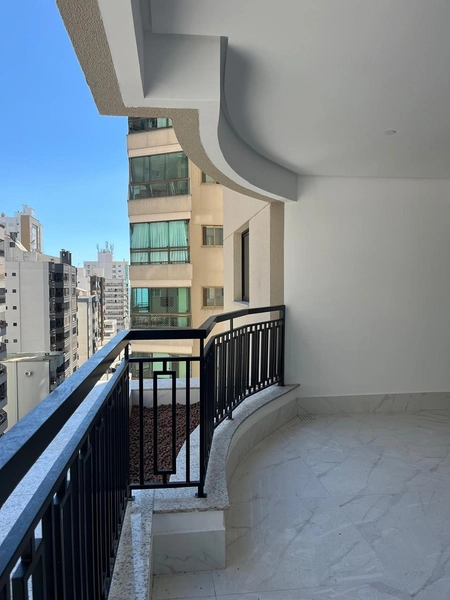 Apartamento à Venda em Meia Praia – Alto Padrão: 1ª foto da galeria de imagens do imóvel