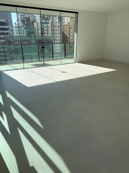 Apartamento à Venda em Meia Praia – Itapema/SC: 2ª foto da galeria de imagens do imóvel