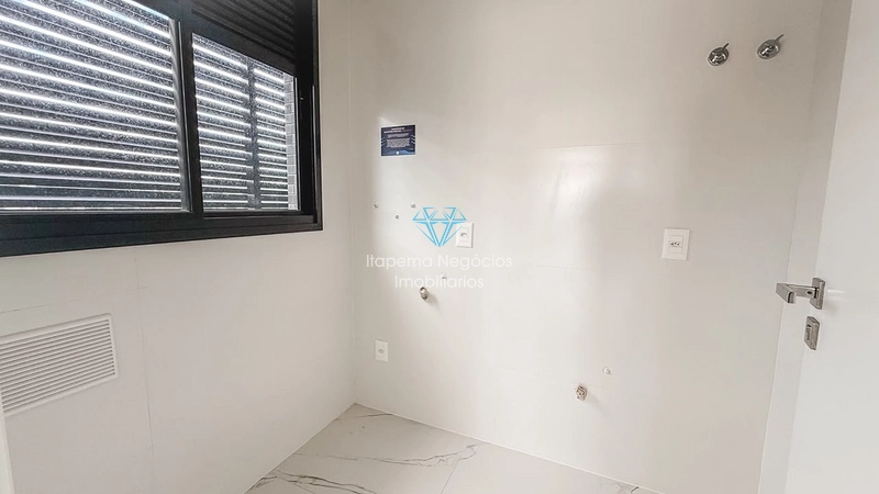 3 dormitórios, 3 suítes, 2 vagas de garagem. Meia Praia: 9ª foto da galeria de imagens do imóvel