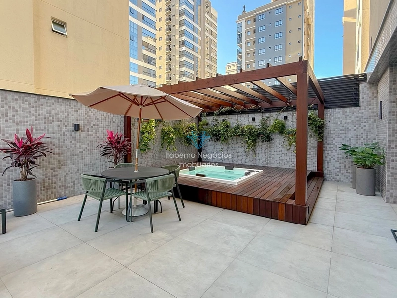 3 dormitórios, 3 suítes, 2 vagas de garagem. Meia Praia: 11ª foto da galeria de imagens do imóvel