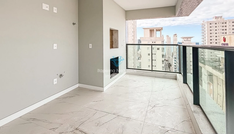 3 dormitórios, 3 suítes, 2 vagas de garagem. Meia Praia: 7ª foto da galeria de imagens do imóvel