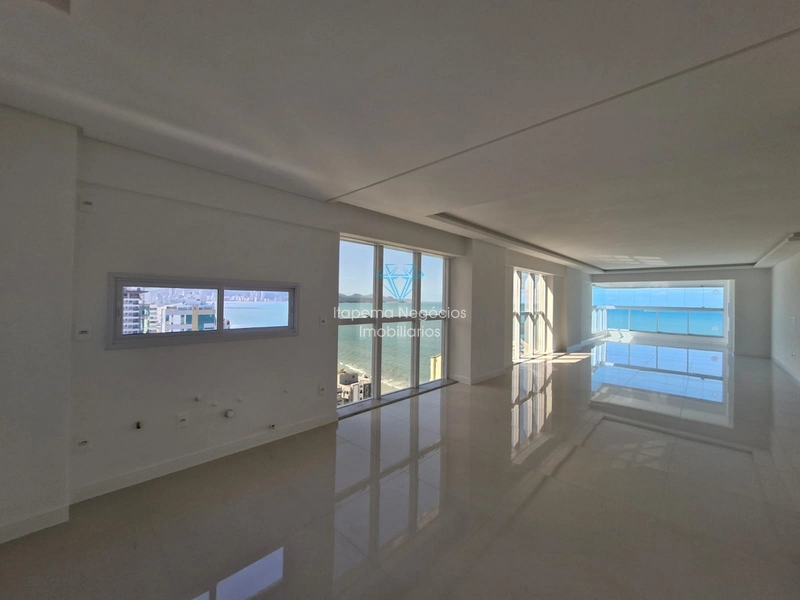 Apartamento de alto padrão localizado no centro de meia praia quadra mar: 4ª foto da galeria de imagens do imóvel