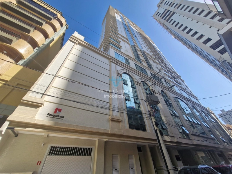 Apartamento de alto padrão localizado no centro de meia praia quadra mar: 1ª foto da galeria de imagens do imóvel