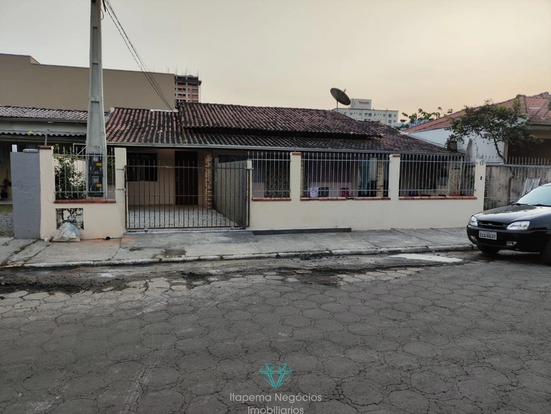Oportunidade Em Itapema - Casa Ampla com Terreno.: 1ª foto da galeria de imagens do imóvel