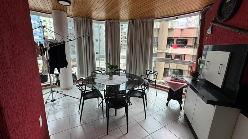 Apartamento mobiliado em Meia Praia a 150m do mar: 1ª foto da galeria de imagens do imóvel