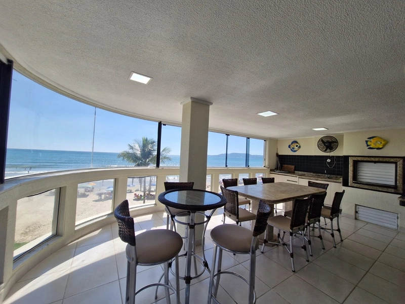 APARTAMENTO À VENDA – FRENTE MAR | 180m² | 3 SUÍTES | 2 VAGAS | MOBILIADO | Meia Praia: 1ª foto da galeria de imagens do imóvel