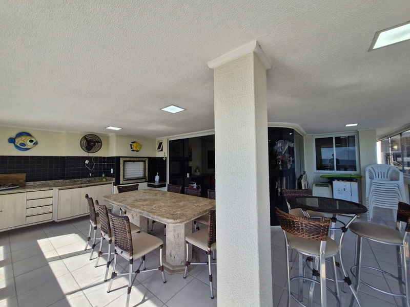 APARTAMENTO À VENDA – FRENTE MAR | 180m² | 3 SUÍTES | 2 VAGAS | MOBILIADO | Meia Praia: 2ª foto da galeria de imagens do imóvel