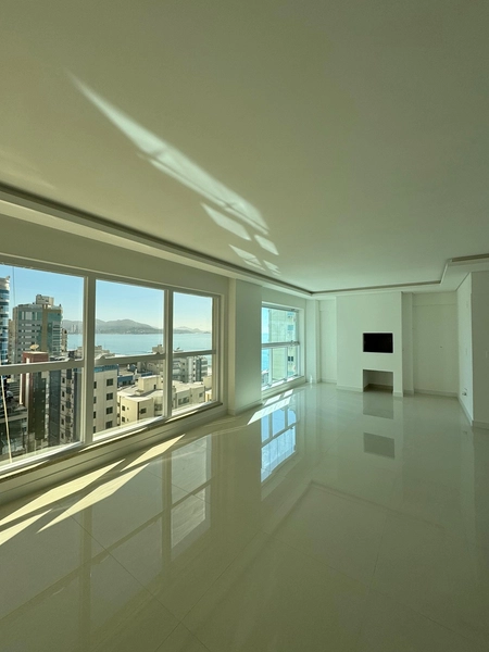 Apartamento de alto padrão localizado no centro de meia praia quadra mar: 1ª foto da galeria de imagens do imóvel