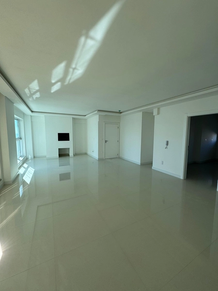 Apartamento de alto padrão localizado no centro de meia praia quadra mar: 5ª foto da galeria de imagens do imóvel