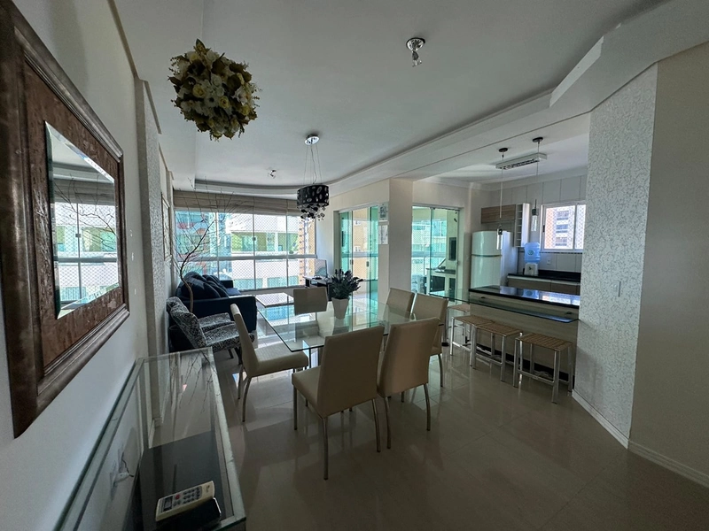 Apartamento com vista para o mar à venda em Meia Praia, Itapema, a apenas 300m do mar!: 1ª foto da galeria de imagens do imóvel