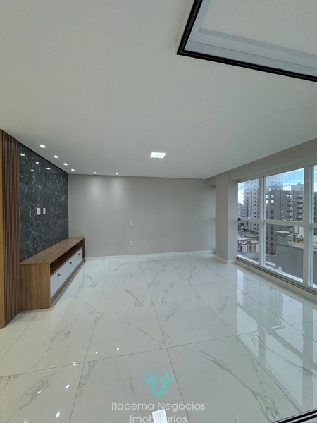 Apartamento com 3 suites 2 vagas de garagem , Meia Praia/Itapema: 2ª foto da galeria de imagens do imóvel