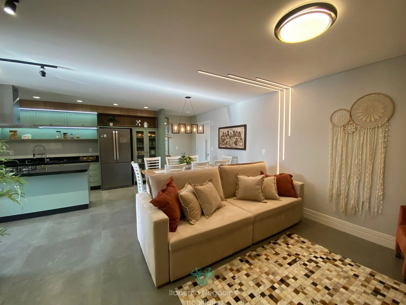 Apartamento frente avenida em Meia Praia, Itapema - SC: 2ª foto da galeria de imagens do imóvel