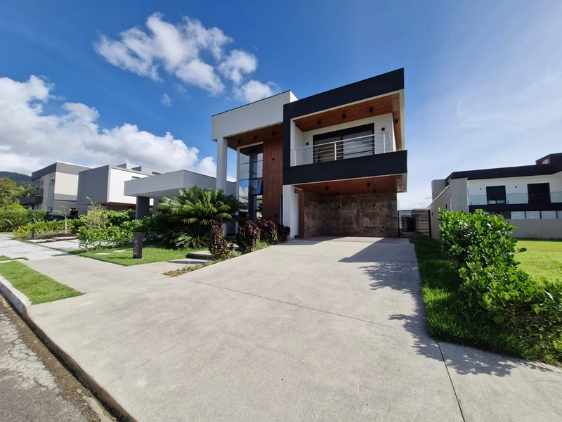 Casa de Alto Padrão em Condomínio de Luxo em Camboriú: 3ª foto da galeria de imagens do imóvel