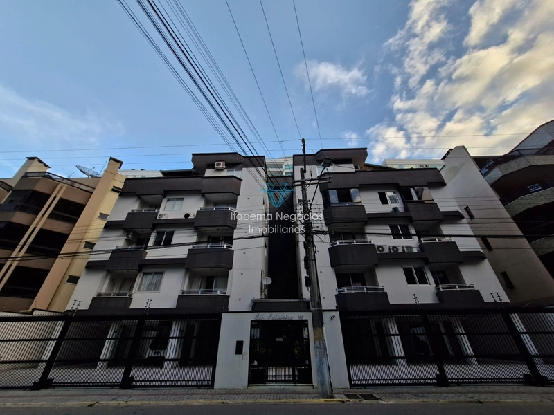 LOCAÇÃO – APARTAMENTO SEMI MOBILIADO NO CENTRO DE ITAPEMA: 1ª foto da galeria de imagens do imóvel
