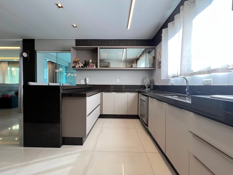 Apartamento Mobiliado e Decorado de Luxo, a Passos do Mar em Meia Praia, Itapema.: 7ª foto da galeria de imagens do imóvel