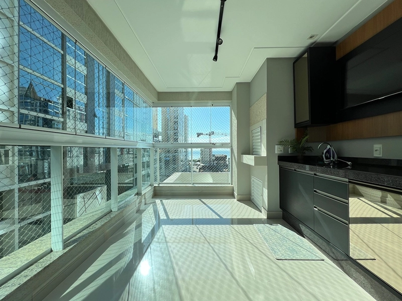 Apartamento Mobiliado e Decorado de Luxo, a Passos do Mar em Meia Praia, Itapema.: 1ª foto da galeria de imagens do imóvel