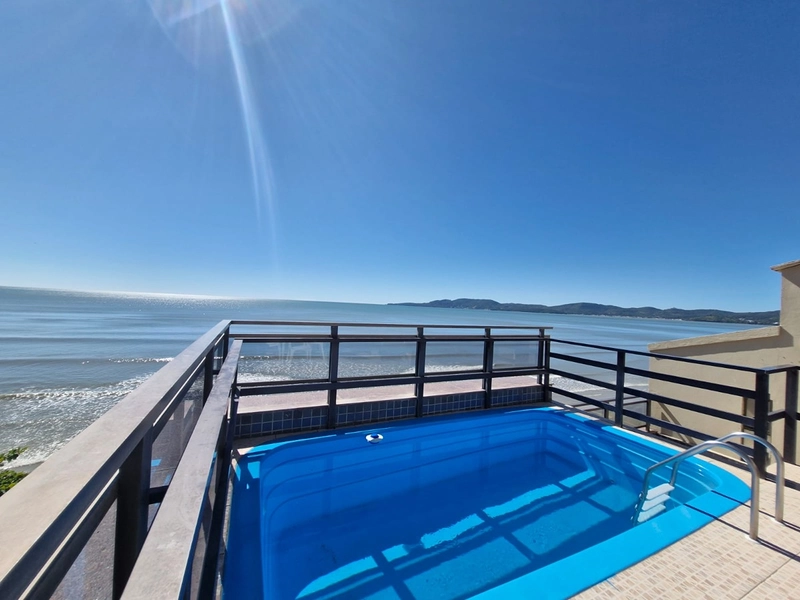 Apartamento frente mar com 4 suítes - Meia Praia: 2ª foto da galeria de imagens do imóvel