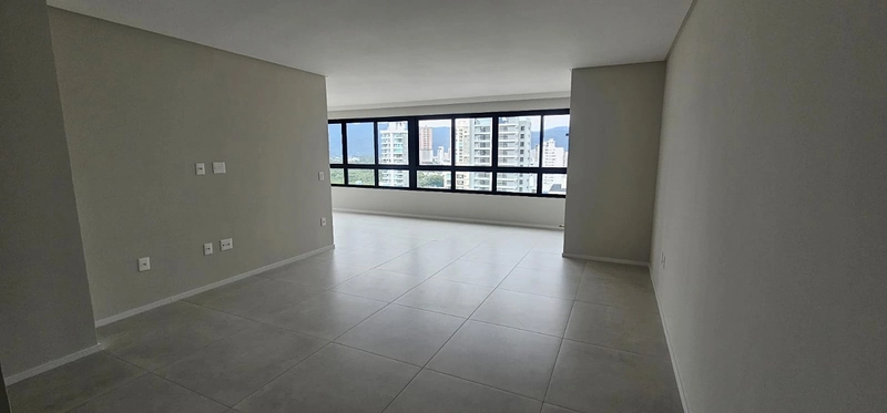 Apartamento à venda em Meia Praia: 1ª foto da galeria de imagens do imóvel
