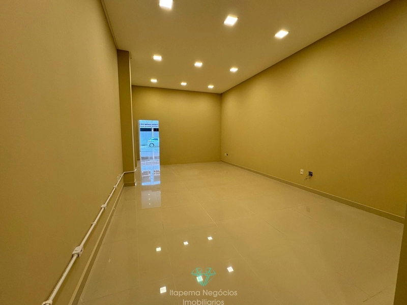 Sala Comercial à Venda em Meia Praia – Espaço e Visibilidade: 3ª foto da galeria de imagens do imóvel