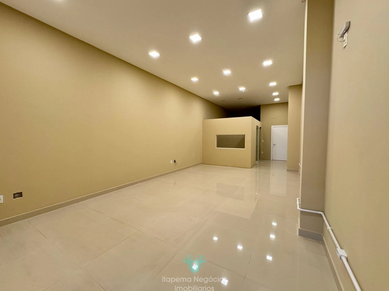Sala Comercial à Venda em Meia Praia – Espaço e Visibilidade: 1ª foto da galeria de imagens do imóvel
