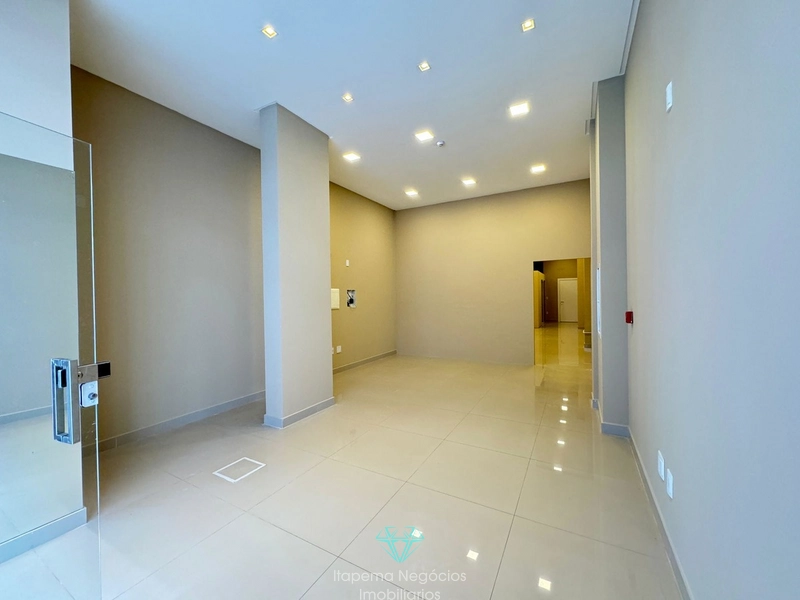 Sala Comercial à Venda em Meia Praia – Espaço e Visibilidade: 2ª foto da galeria de imagens do imóvel