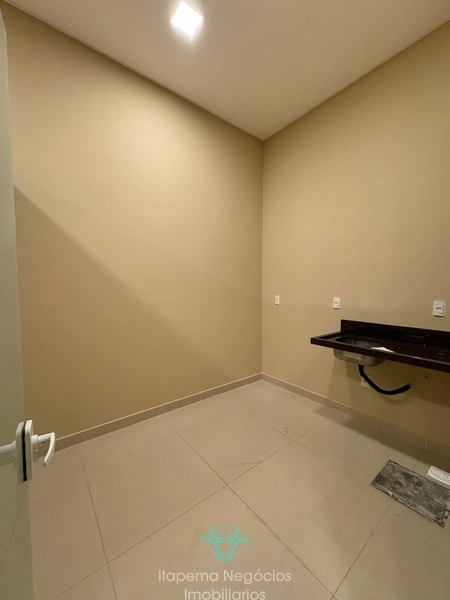 Sala Comercial à Venda em Meia Praia – Espaço e Visibilidade: 6ª foto da galeria de imagens do imóvel