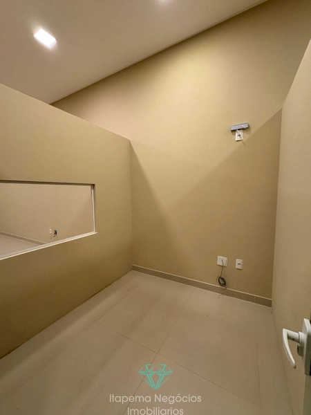 Sala Comercial à Venda em Meia Praia – Espaço e Visibilidade: 5ª foto da galeria de imagens do imóvel