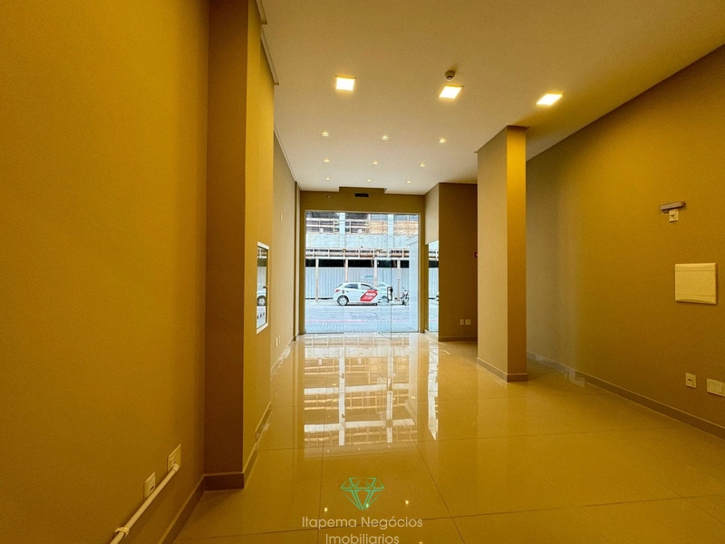 Sala Comercial à Venda em Meia Praia – Espaço e Visibilidade: 4ª foto da galeria de imagens do imóvel