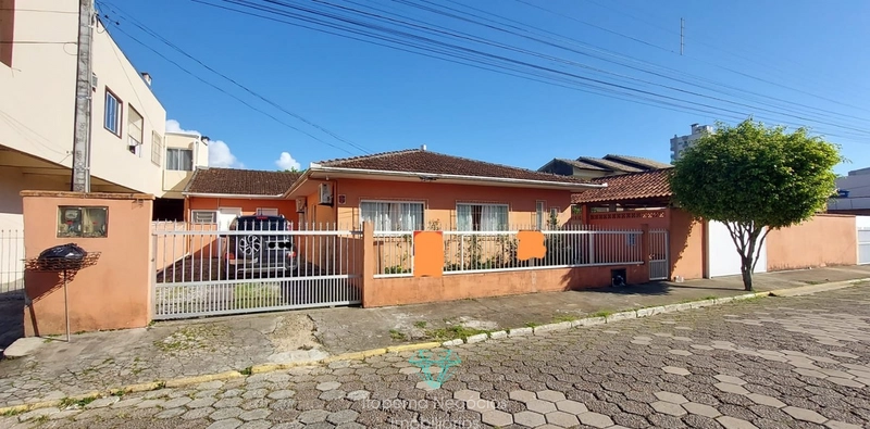 Casa em 2 terrenos com área de 504m² em região nobre do Morretes: 1ª foto da galeria de imagens do imóvel