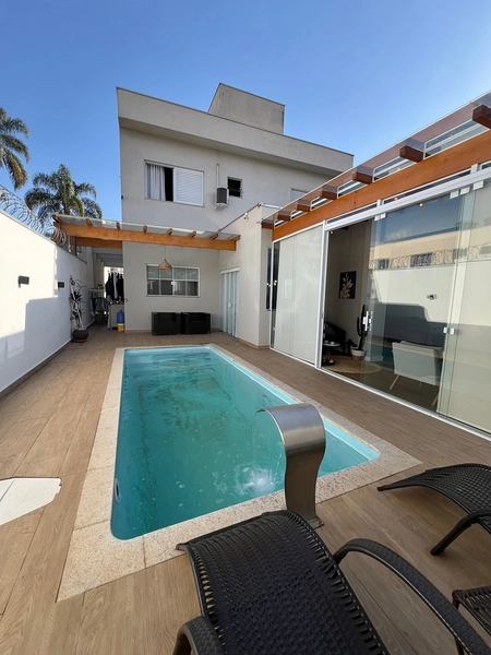 Casa com piscina aquecida: 36ª foto da galeria de imagens do imóvel