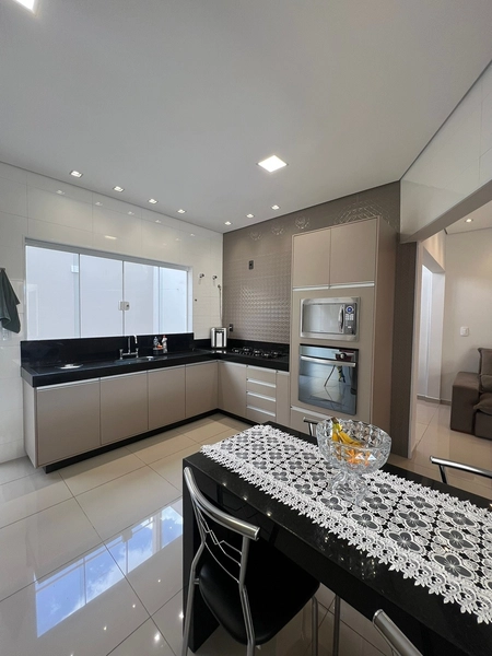 Casa moderna com 4 dormitórios e piscina de 900 mil por 790 mil: 8ª foto da galeria de imagens do imóvel