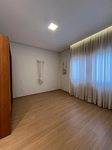 Casa moderna com 4 dormitórios e piscina de 900 mil por 790 mil: 16ª foto da galeria de imagens do imóvel