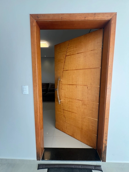 Casa moderna com 4 dormitórios e piscina de 900 mil por 790 mil: 3ª foto da galeria de imagens do imóvel