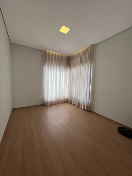 Casa moderna com 4 dormitórios e piscina de 900 mil por 790 mil: 26ª foto da galeria de imagens do imóvel