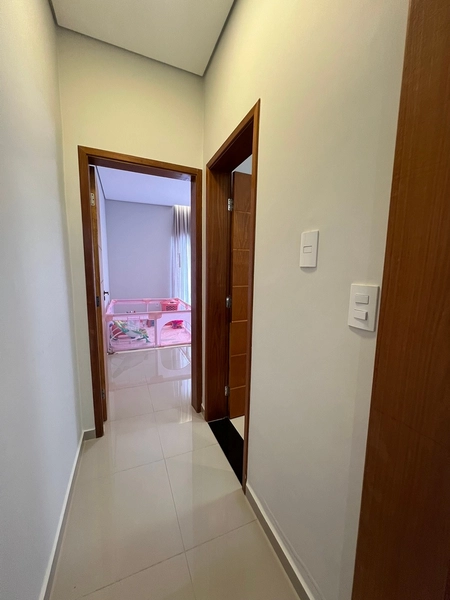 Casa moderna com 4 dormitórios e piscina de 900 mil por 790 mil: 10ª foto da galeria de imagens do imóvel