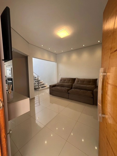 Casa moderna com 4 dormitórios e piscina de 900 mil por 790 mil: 4ª foto da galeria de imagens do imóvel