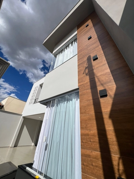 Casa moderna com 4 dormitórios e piscina de 900 mil por 790 mil: 2ª foto da galeria de imagens do imóvel