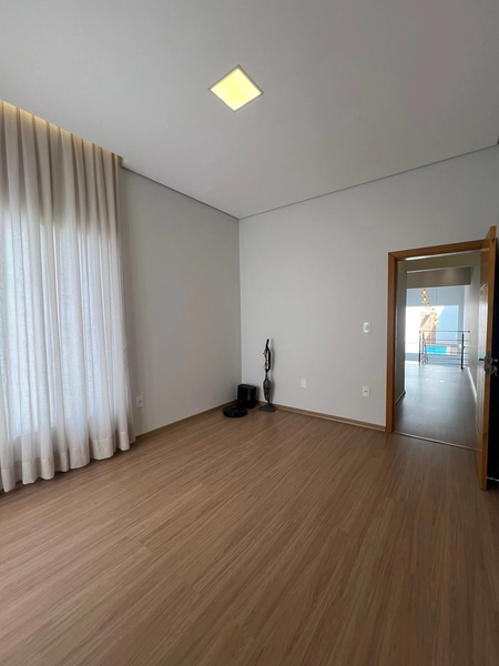 Casa moderna com 4 dormitórios e piscina de 900 mil por 790 mil: 27ª foto da galeria de imagens do imóvel