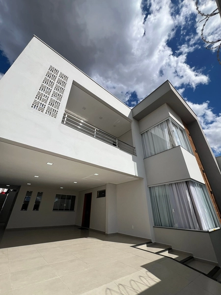 Casa moderna com 4 dormitórios e piscina de 900 mil por 790 mil: 1ª foto da galeria de imagens do imóvel